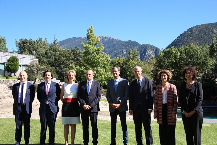 Tota la comitiva capitanejada per Juan Fernando López Aguilar i Toni Martí.