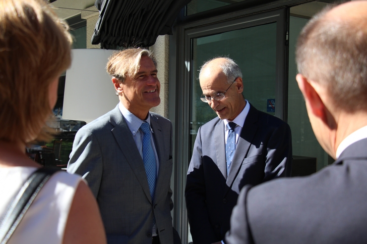 Juan Fernando López Aguilar, ponent permanent del Parlament Europeu per a l’acord d’associació entre la UE i Andorra, i el cap de Govern, Toni Martí, intercanvien les primeres paraules abans de dinar.