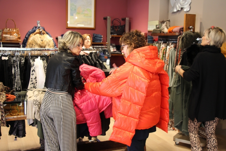 Una clienta es prova anoracs a la botiga G de Guax aquest divendres.