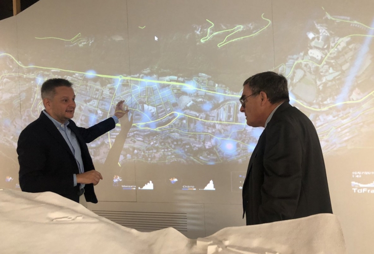 El ministre d'Economia, Competitivitat i Innovació, Gilbert Saboya, i l'ambaixador d'Espanya, Àngel Ros, aquest divendres a l'Espai Innovació d'Actua.