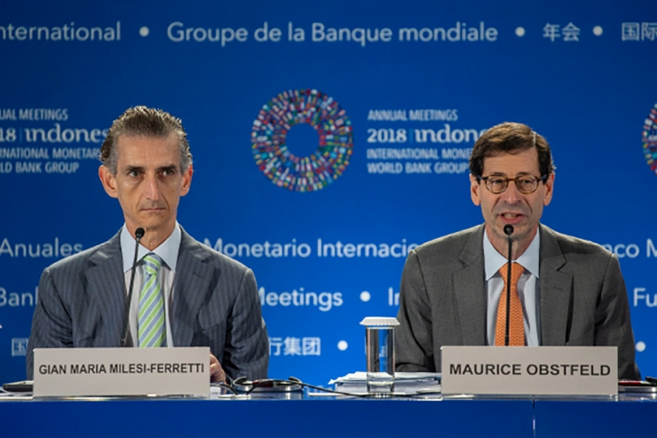 L'economista en cap de l'FMI, Maurice Obstfeld, i el director adjunt d'Investigació, Gian Maria Milesi-Ferretti, durant la presentació de l'informe aquest dimarts a Bali (Indonèsia).