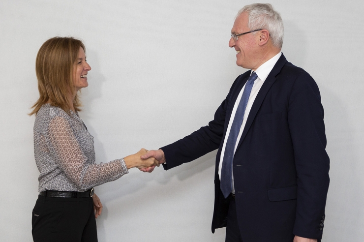 La ministra de Medi Ambient, Agricultura i Sostenibilitat, Sílvia Calvó, amb el president d'EDF, Jean-Bernard Lévy.