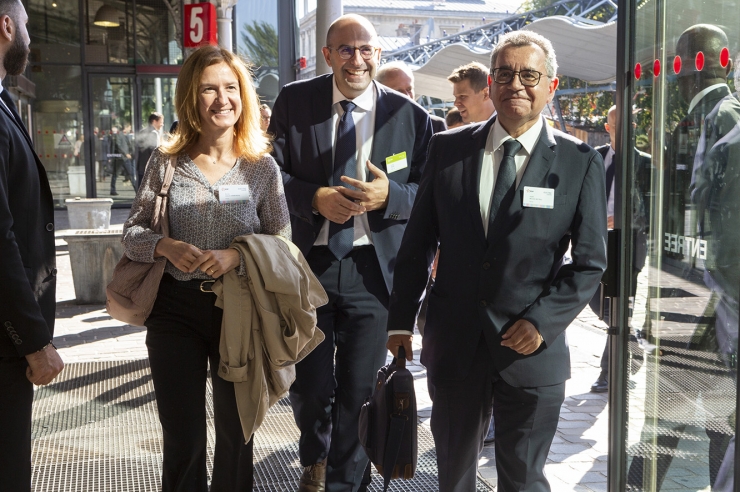 La ministra de Medi Ambient, Agricultura i Sostenibilitat, Sílvia Calvó, i el director general de FEDA, Albert Moles, durant la seva estada a l'Electric Days de París.