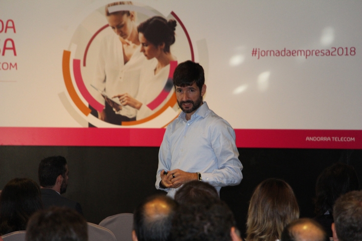 Javier Velilla, soci fundador de l’agència de marques Comuniza durant la seva ponència.