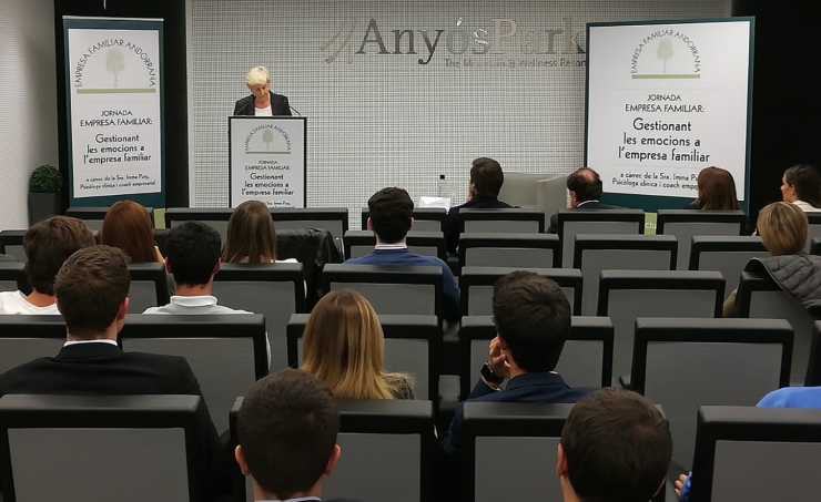 Un moment de la conferència de la psicòloga Imma Puig.