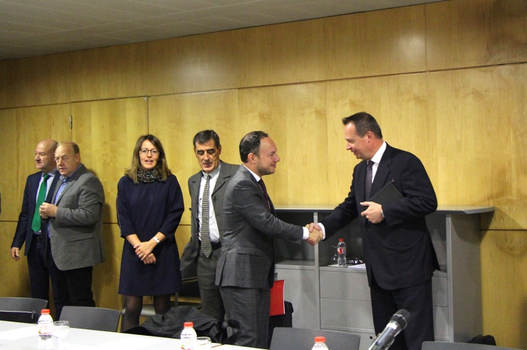 El ministre d'Afers Socials, Justícia i Interior, Xavier Espot, saluda els assistents moments abans de la reunió de la comissió nacional de l'habitatge.