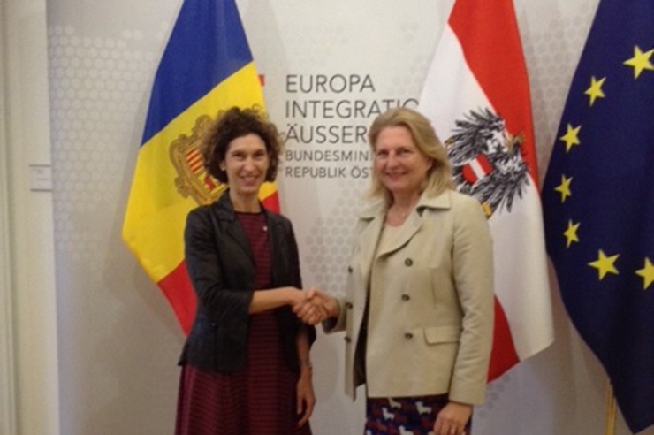 La ministra d'Afers Exteriors, Maria Ubach, amb la seva homòloga, la ministra per Europa, Integració i Afers Exteriors d'Àustria, Karin Kneissl.