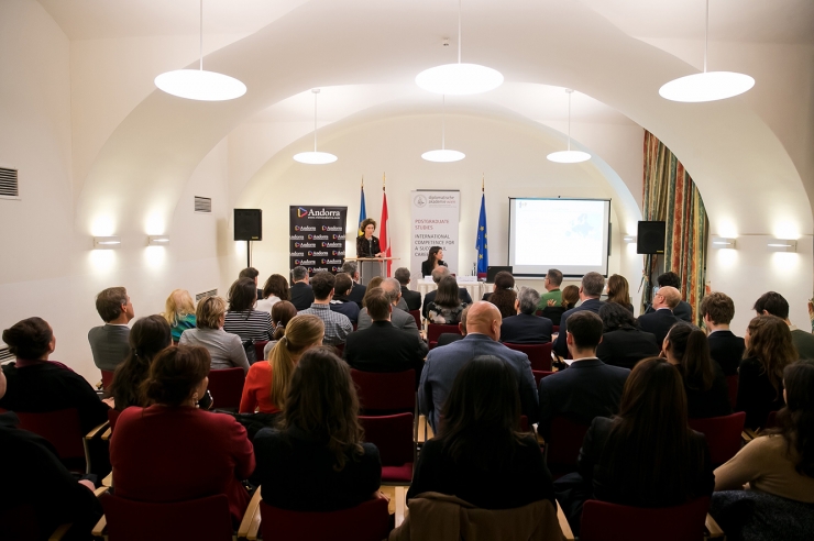 La ministra durant la xerrada que va oferir a l'escola diplomàtica de Viena.