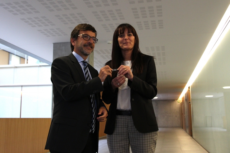 El ministre de Finances, Jordi Cinca, lliurant el pressupost a la subsíndica general, Mònica Bonell.