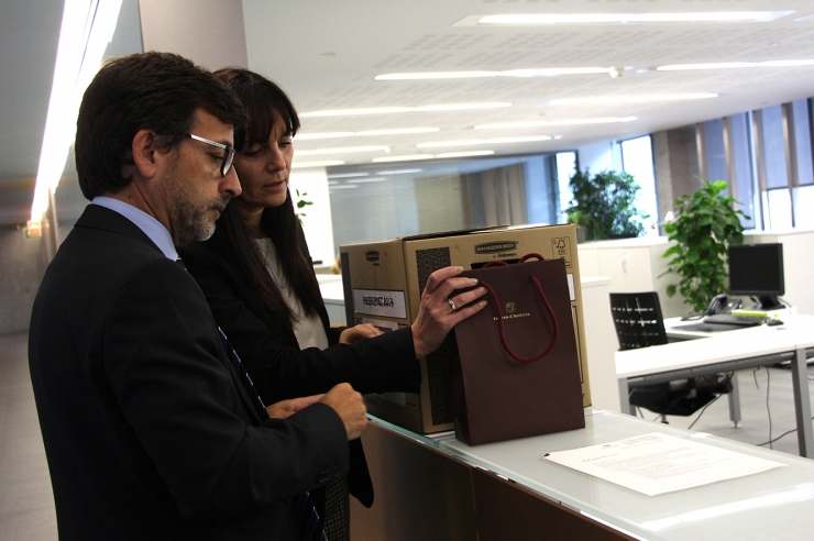 El ministre de Finances, Jordi Cinca, i la subsíndica general, Mònica Bonell, en l'entrada a tràmit del pressupost.