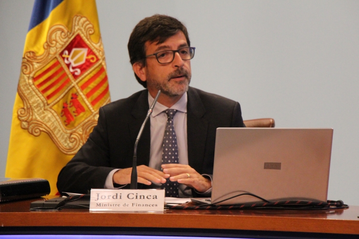El ministre de Finances, Jordi Cinca, durant la roda de premsa d'aquest dilluns.