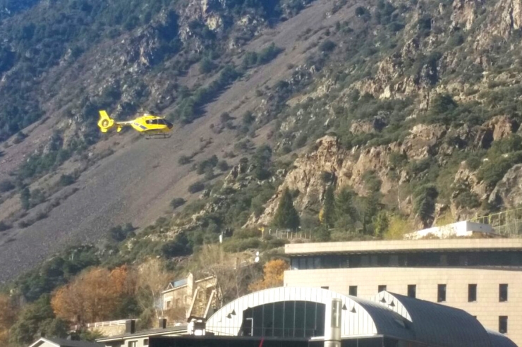 Un helicòpter arriba a l'hospital després de fer un rescat de muntanya.