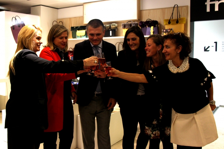 Sol Rossell i Nerea Aixàs, representants de la marca, brinden amb representants de Pyrénées.