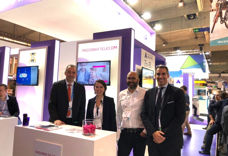 Representants d'Andorra Telecom a l'estand de la parapública a l'Smart City de Barcelona.