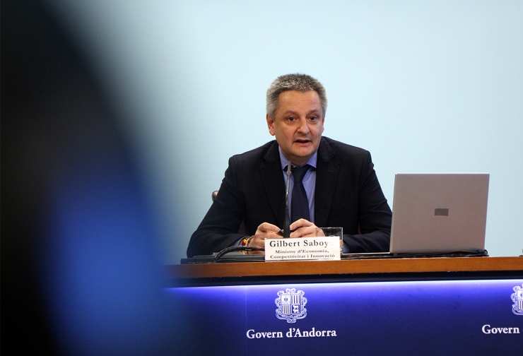 El ministre d'Economia, Competitivitat i Innovació, Gilbert Saboya, durant la presentació del nou concurs de les línies d'autobús.