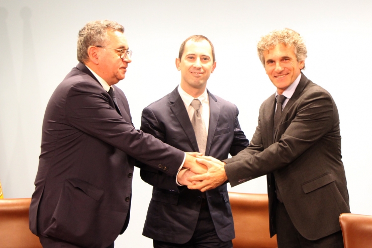 El director general de FEDA, Albert Moles; el director de l’Oficina de l’Energia i el Canvi Climàtic, Carles Miquel, i el vicepresident de Recerca de la Universitat de Perpinyà Via Domitia, Xavier Py, després de signar l'acord.
