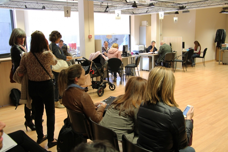 Gent esperant el seu torn al departament de Tributs i Fronteres.