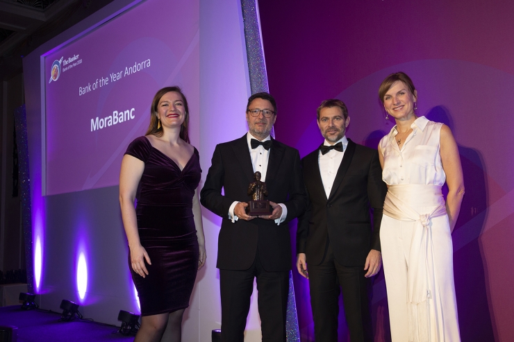 El president de MoraBanc, Pedro González Grau, i el director general de MoraBanc, Lluís Alsina, recullen el premi Banc de l’Any a Andorra 2018.