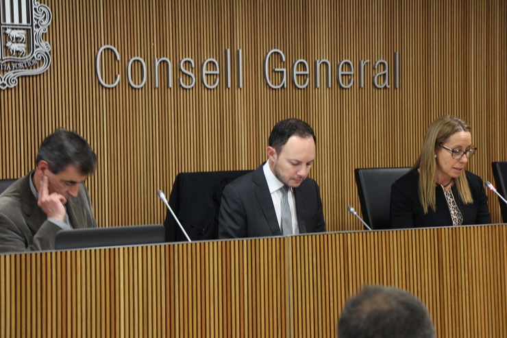 El coordinador del departament d'Estadística del Govern, Enric Ripoll; el ministre d'Afers Socials, Justícia i Interior, Xavier Espot, i la presidenta de la comissió legislativa d'Afers Socials, Sílvia Bonet, durant la presentació de l'informe.