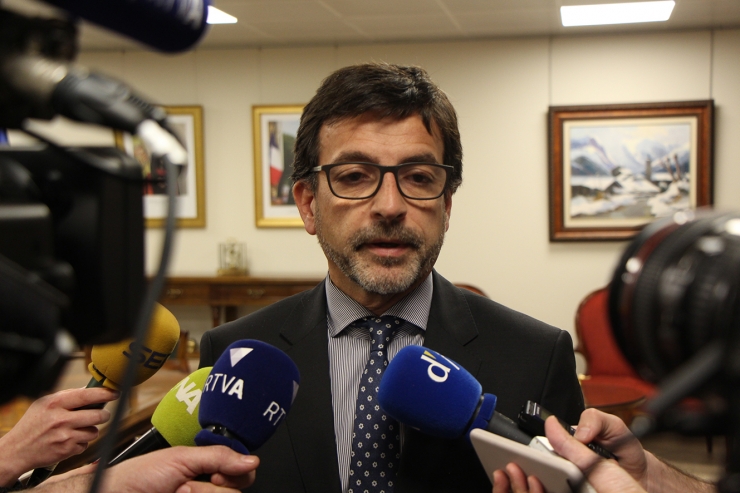 El ministre de Finances, Jordi Cinca, durant la compareixença per explicar la notícia davant dels mitjans.