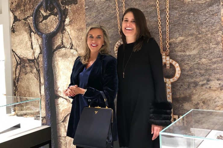 Montserrat Cardelús, de Molines Patrimonis, i Carme Bartumeu, de Pons i Bartumeu, a la presentació de les joies.
