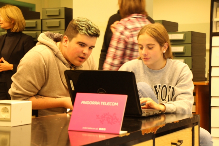 Dos alumnes treballen amb un ordinador per preparar la participació de la Lego League.