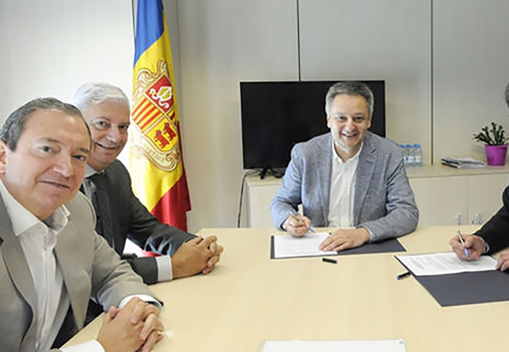 El directiu i el president de la CEA, Pere Augé i Gerard Cadena respectivament, en un acte amb el ministre d'Economia, Innovació i Competitivitat, Gilbert Saboya.