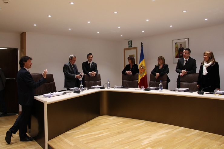 Els cònsols major i menor d'Andorra la Vella conversen amb els consellers abans de l'inici de la sessió.