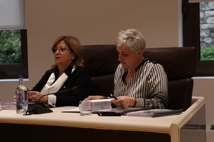 Les consellers de PS + I, Dolors Carmona i Lídia Samarra, durant la sessió de consell de comú.