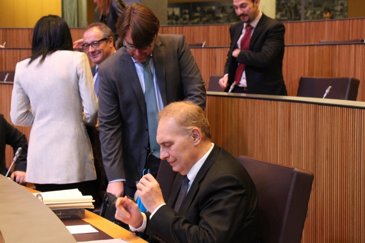 El president del grup parlamentari mixt, Josep Pintat, moments abans de l'inici de la sessió.