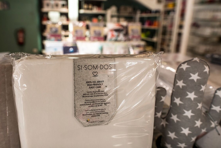 Teixits exposats pel mes blanc.