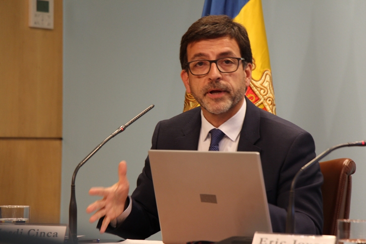 El ministre Jordi Cinca explica els ingressos per importacions durant la roda de premsa d'aquest dijous.