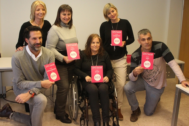 Els responsables de les ONGs que van ser seleccionats a la primera edició amb el seu numero i Inés Martí, de l'àrea de Responsabilitat Social Corporativa (RSC) d'Andorra Telecom.