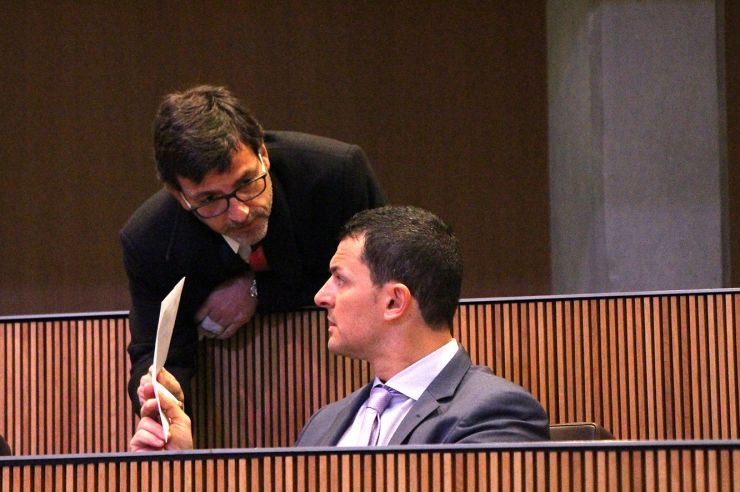 El ministres de Finances, Jordi Cinca, conversa amb el president del grup parlamentari liberal, Jordi Gallardo, moments abans de l'inici de la sessió de Consell General.