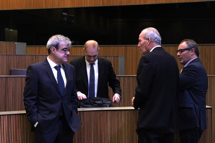 Els consellers demòcrates Ladislau Baró i Miquel Aleix conversen amb els consellers d'UL-IM Josep Pintat i Joan Carles Camp.
 