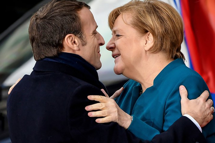 Macron i Merkel s'abracen en arribar a Aquisgrà per firmar el tractat.