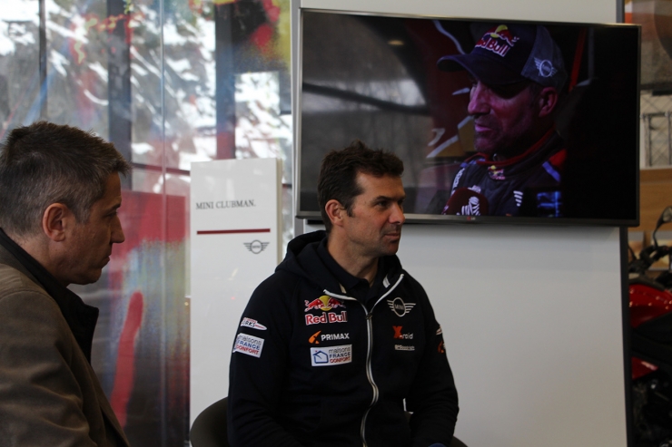 El gerent de Pyrénées Motor, Isidre Gil i el pilot Cyril Despres durant la roda de premsa d'aquest divendres.