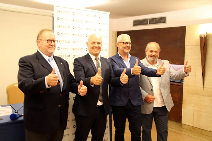 El representants de Jocs després de guanyar el concurs.