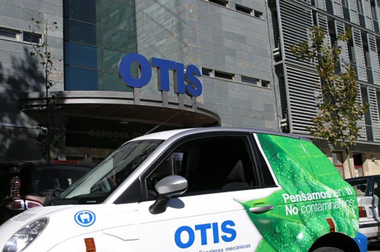 Un vehicle elèctric d'Otis Zardoya aparcat davant la seu de la companyia a Madrid.