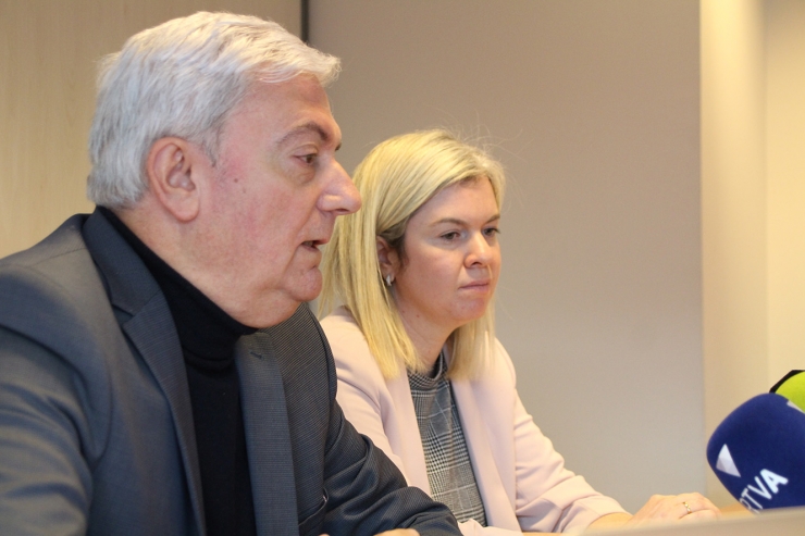 El president de la CEA, Gerard Cadena, i la secretària Elena Redondo, durant la roda de premsa d'aquest dilluns.