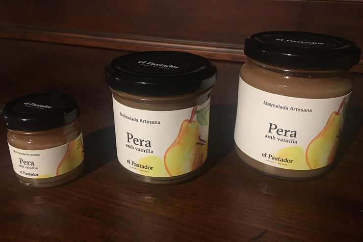Tres envasos de melmelada de pera d'El Pastador.