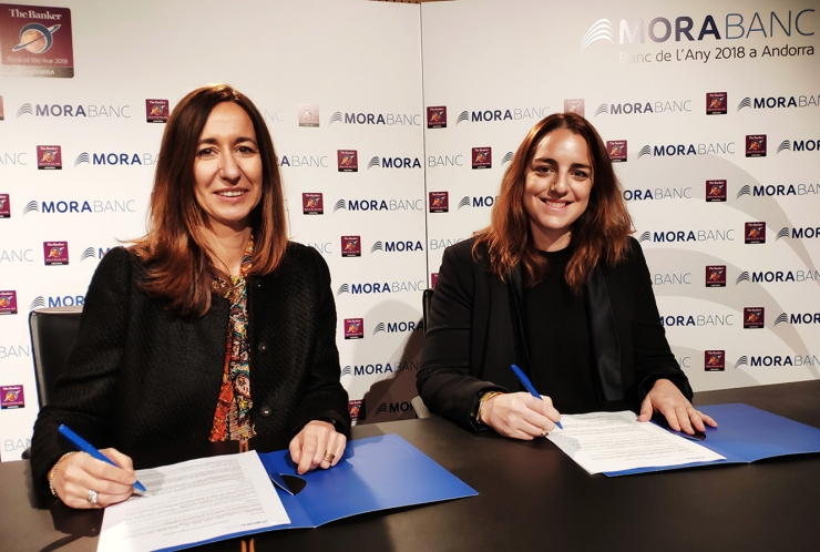 La directora general adjunta de MoraBanc, Gisela Villagordo, signa el conveni amb la presidenta del Patronat de les Dames de Meritxell, Cristina Cerqueda.
 
