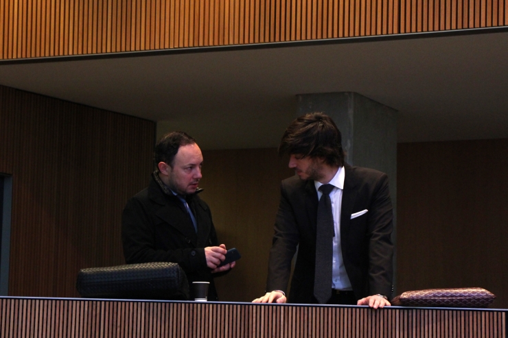 El ministre d'Afers Socials, Justícia i Interior, Xavier Espot, conversa amb el conseller demòcrata Carles Ensenyat moments abans de l'inici de la sessió al Consell General.