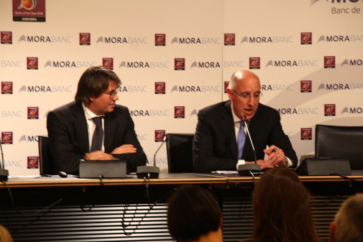 El conferenciant Ángel María Ceniceros i el president de l'Associació d'Assessors Tributàris i Fiscals, Joan Oliver.