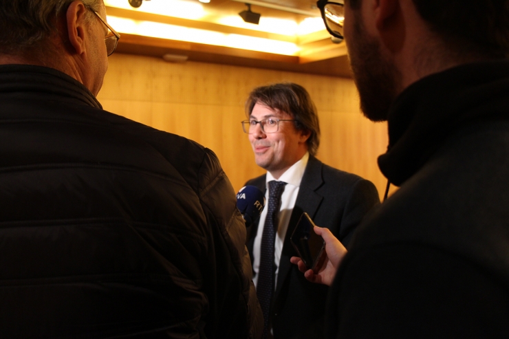 El conferenciant Ángel María Ceniceros, entrevistat pels mitjans de comunicació abans de l'acte