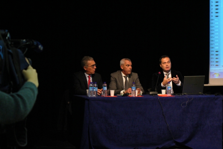 Els advocats Daniel Roca, Jorge Pérez i Luis Manuel Alonso, durant la conferència organitzada per l'ACU.