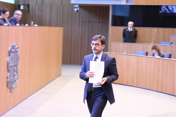 El ministre de Finances, Jordi Cinca, dirigint-se a la tribuna.