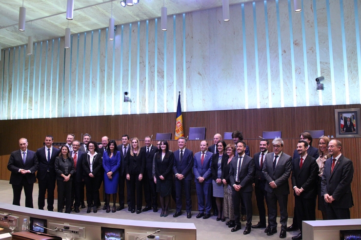 Tots els consellers generals i els síndics un cop ha acabat la darrera sessió de Consell General de la legislatura.