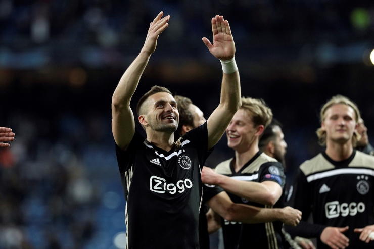 El jugador de l'Ajax Dusan Tadic celebra la victòria per 1-4 després del partit de tornada dels vuitens de final de la Lliga de Campions entre el Madrid i l'equip holandès.