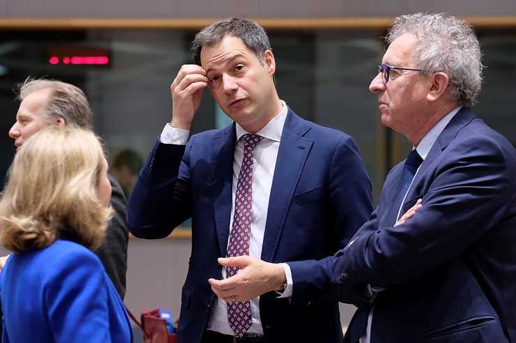 La ministra espanyola d'Economia, Nadia Calviño, conversa amb els seus homòlegs belga, Alexander De Croo, i luxemburguès, Pierre Gramegna, a l'arribar a la reunió de ministres d'Economia i Finances de la UE aquest dimarts a Brussel·les (Bèlgica).